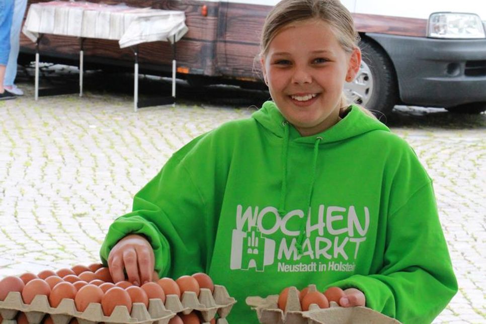 Wochenmarkt-Titelmädchen Josy deckt sich mit frischen Eiern für ein perfektes Osterfrühstück ein.