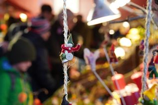 Filigrane Zwerge, genähte Spielsachen, bunte Häkel-Taschen, erlesene Keramik und vieles mehr werden an den Ständen der Kunsthandwerkerinnen und Kunsthandwerker des Adventsbasars in Lensahn angeboten.