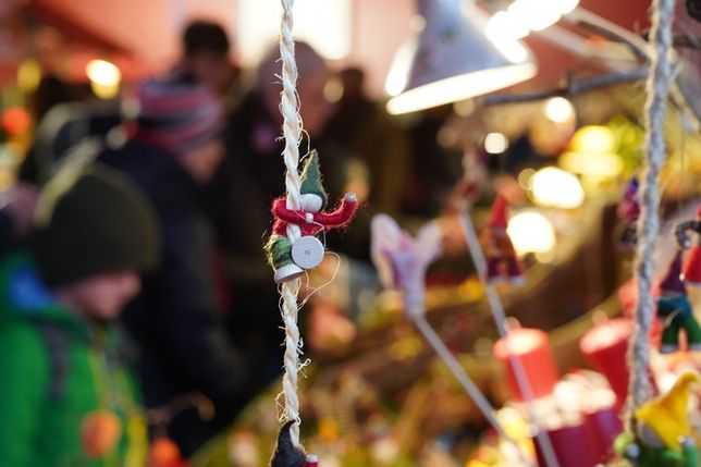 Filigrane Zwerge, genähte Spielsachen, bunte Häkel-Taschen, erlesene Keramik und vieles mehr werden an den Ständen der Kunsthandwerkerinnen und Kunsthandwerker des Adventsbasars in Lensahn angeboten.
