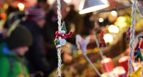 Filigrane Zwerge, genähte Spielsachen, bunte Häkel-Taschen, erlesene Keramik und vieles mehr werden an den Ständen der Kunsthandwerkerinnen und Kunsthandwerker des Adventsbasars in Lensahn angeboten.