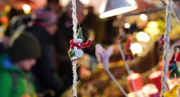 Filigrane Zwerge, genähte Spielsachen, bunte Häkel-Taschen, erlesene Keramik und vieles mehr werden an den Ständen der Kunsthandwerkerinnen und Kunsthandwerker des Adventsbasars in Lensahn angeboten.