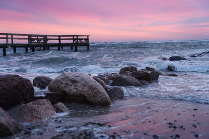 Die Ostsee vor Rettin zeigte sich bereits am frühen Freitagmorgen rau und vom Sturm aufgewühlt.