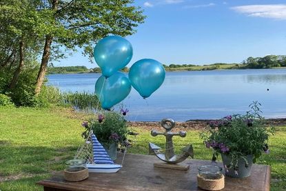 Pastorin Warnemünde und Pastor Hieber laden Pfingsten zum Open-Air-Gottesdienst ein.