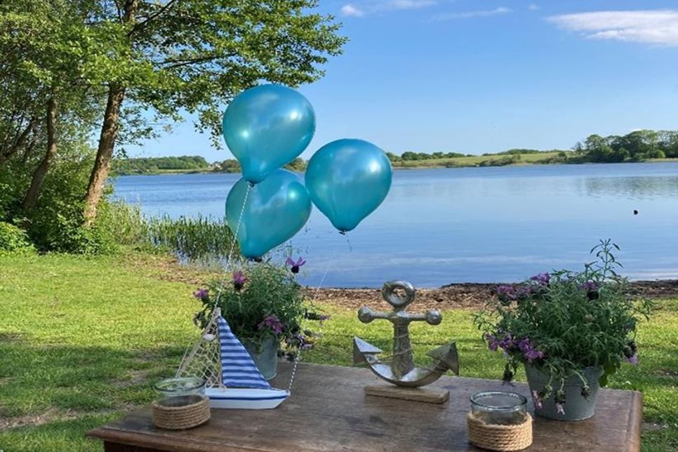 Pastorin Warnemünde und Pastor Hieber laden Pfingsten zum Open-Air-Gottesdienst ein.