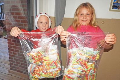 Matty und Jule sind schon auf Advent eingestellt. Kein Wunder: Die beiden Malenter Grundschulkinder haben dem Vorstand des Schulvereins ihrer Schule geholfen, 2.200 Preise für die Twombola auf dem Neukirchener Nikolausmarkt am ersten Advent, 30. Novemver, zu verpacken. Der Erlös soll in ein neues Soccerfeld auf dem Schulhof fließen. Starke Unterstützung kommt unter anderem von der Malenter Wirtschaftsvereinigung.