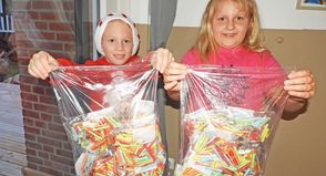 Matty und Jule sind schon auf Advent eingestellt. Kein Wunder: Die beiden Malenter Grundschulkinder haben dem Vorstand des Schulvereins ihrer Schule geholfen, 2.200 Preise für die Twombola auf dem Neukirchener Nikolausmarkt am ersten Advent, 30. Novemver, zu verpacken. Der Erlös soll in ein neues Soccerfeld auf dem Schulhof fließen. Starke Unterstützung kommt unter anderem von der Malenter Wirtschaftsvereinigung.