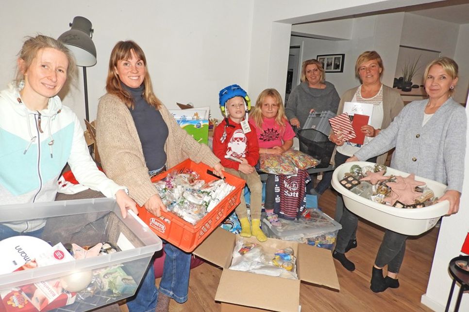 Wichtelqualitäten bewiesen die Mitglieder des Schulvereins bei der Vorbereitung der Tombola: Petra Eichner, Mirca Bünning, Matty, Jule, Nadine Schulz, Natascha Gottschalk und Jana Schwarten (v.li.).