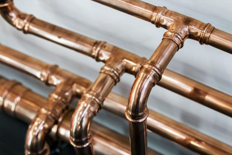 Edles Metall mit vielen guten Eigenschaften: Wer seine Hausinstallation mit Kupfer plant, setzt auf Langlebigkeit und Investitionssicherheit. Foto: DJD/Kupferverband/OlegDoroshin/Shutterstock