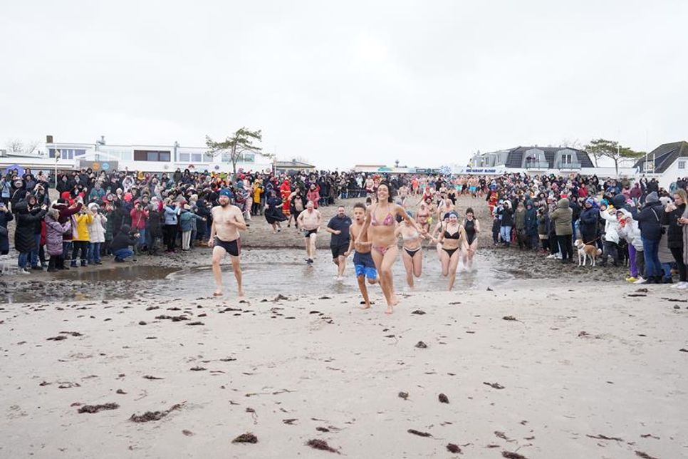 Besucherrekord in Dahme: 170 mutige Anbaderinnen und Anbader stürzten sich in die Fluten.