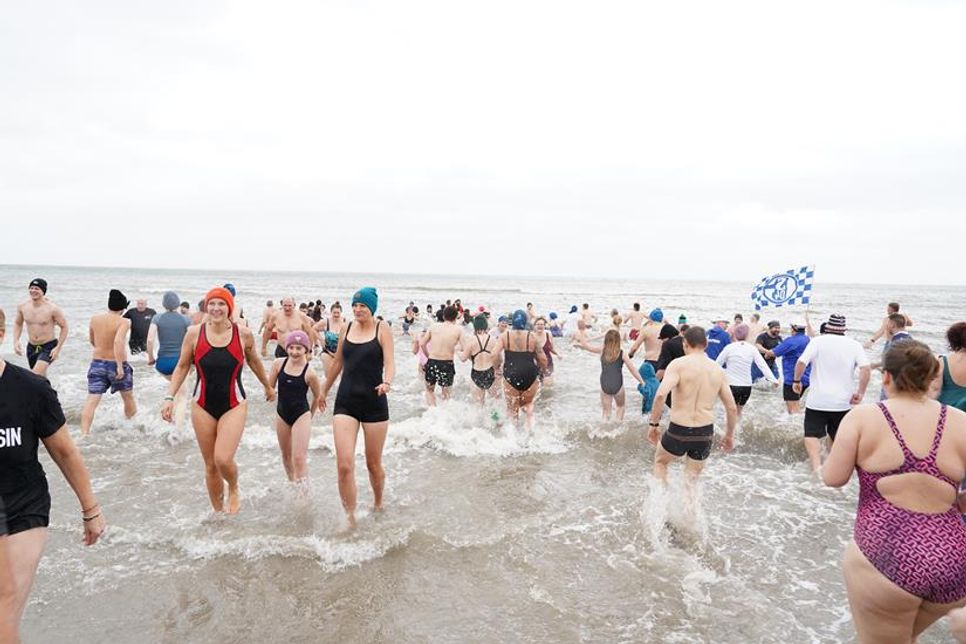 Badeanzug und Wollmütze, eine Kombination die am 1. Januar an der Ostsee bestens funktioniert.