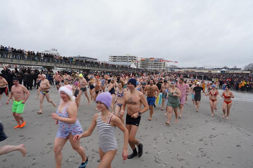 In Grömitz mussten alle ein bisschen weiter laufen. Durch den Sturm hatte sich die Ostsee ganz schön weit zurückgezogen. Das war für die tapferen Teilnehmenden jedoch kein Problem.