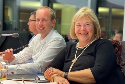 Bettina Hagedorn und Dennis Rohde während der Bereinigungssitzung. (Foto: Büro Hagedorn)