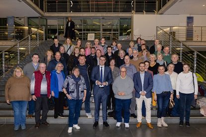 Die Teilnehmenden mit dem Bundestagsabgeordneten Sebastian Schmidt (Mitte). (Foto: Bundesregierung / StadtLandMensch-Fotografie)