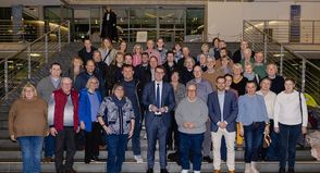 Die Teilnehmenden mit dem Bundestagsabgeordneten Sebastian Schmidt (Mitte). (Foto: Bundesregierung / StadtLandMensch-Fotografie)
