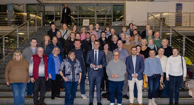 Die Teilnehmenden mit dem Bundestagsabgeordneten Sebastian Schmidt (Mitte). (Foto: Bundesregierung / StadtLandMensch-Fotografie)