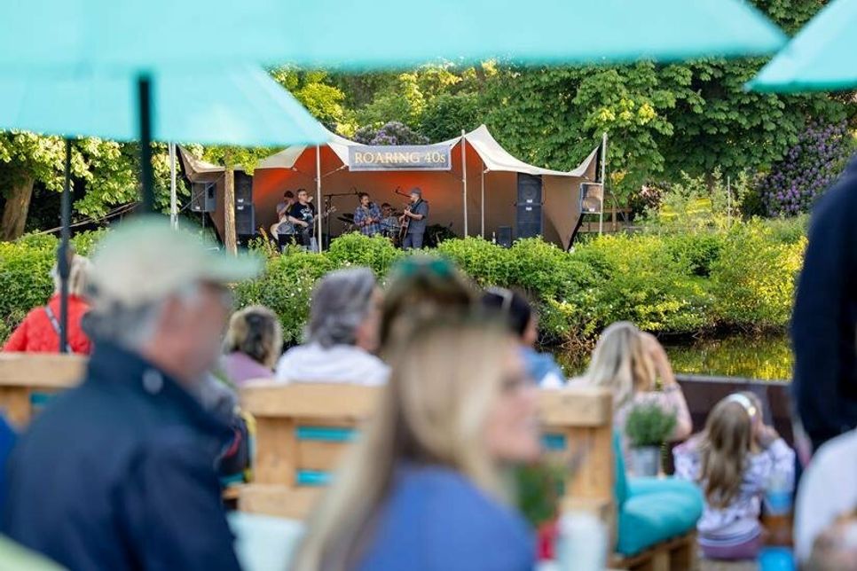 Kostenlose Konzerte laden im Kurpark Scharbeutz zum Verweilen ein.