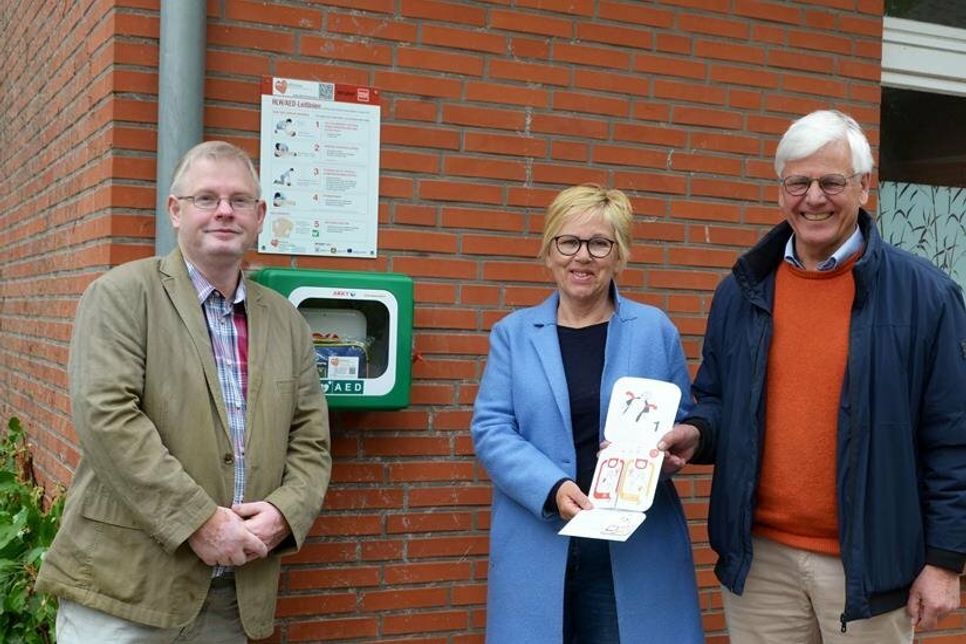 Bürgermeisterin Kirsten Sköries (Mitte) und der Vorsitzende des Kirchengemeinderates Fritz Bormann (re.) nahmen das Gerät zusammen mit EDV-Unternehmensberater Martin Schmüth (lks.), der sich dazu bereit erklärt hat, zukünftig die Wartungskosten zu spenden, in Betrieb.
