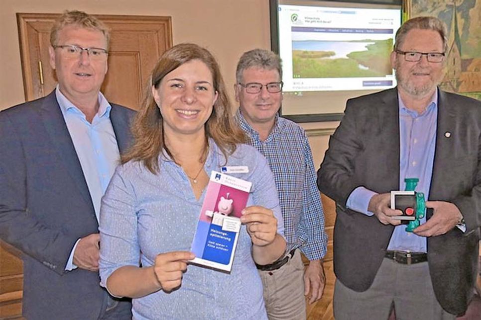 Stellten im Kreishaus Eutin die neue Internetseite zum Klimaschutz vor: Nils Hollerbach (Fachbereichsleiter Planung, Bau und Umwelt), Horst Weppler (Fachdienstleiter Regionale Planung), Manfred Obieray (Obermeister der Innung Sanitär-, Heizungs- und Klima- und Klempnertechnik Ostholstein), Anja Schäffler (Klimaschutzmanagerin des Kreises Ostholstein).