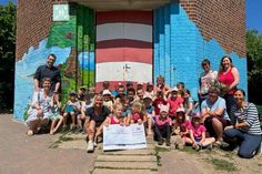 Maraike und Carsten Ehlert (lks.) von der Zahnarztpraxis am Wasserturm freuen sich auf die zukünftigen Projekte mit den Kita-Kindern und ihren Erzieherinnen und Erziehern.
