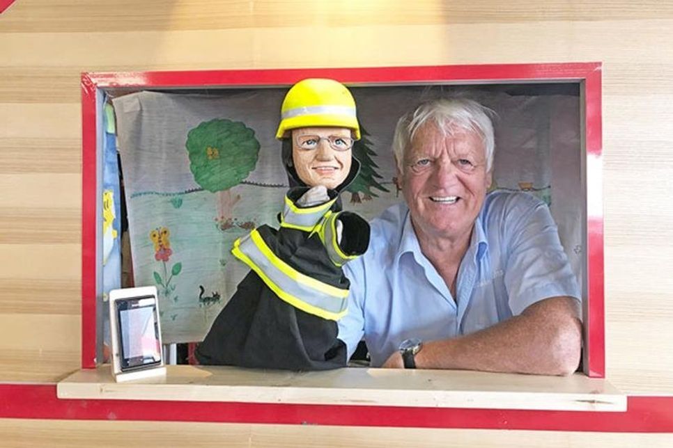 Eddy Schultz ist in seinem Element: Vor 18 Jahren hat er mit seinen Fassensdorfer Feuerwehrkollegen die Feuerwehrhandpuppenbühne gegründet und ist seither mit einem tollen Repertoire an spielerischer Brandschutzerziehung im ganzen Land unterwegs. Jetzt sucht Eddy Schultz einen Nachfolger, am besten ein ganzes Team, das die Bühne übernimmt, damit der Feuerwehrkasper überleben kann.