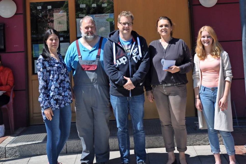 Grömitz. Am 7. Juli feierte die Gemeinschaftsschule Grömitz die Schulentlassung erstmalig in der Gildehalle. Das Fest wurde von den Abschlussschülern und einigen Eltern organisiert. Durch die vielen ehrenamtlichen Helfer konnte ein Überschuss von 500 Euro erzielt werden. Dieses Geld wurde von dem Festausschuss zu gleichen Teilen den VFF der Schulen in Grömitz so wie dem Red Corner gespendet. (red)