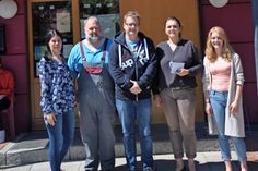 Grömitz. Am 7. Juli feierte die Gemeinschaftsschule Grömitz die Schulentlassung erstmalig in der Gildehalle. Das Fest wurde von den Abschlussschülern und einigen Eltern organisiert. Durch die vielen ehrenamtlichen Helfer konnte ein Überschuss von 500 Euro erzielt werden. Dieses Geld wurde von dem Festausschuss zu gleichen Teilen den VFF der Schulen in Grömitz so wie dem Red Corner gespendet. (red)