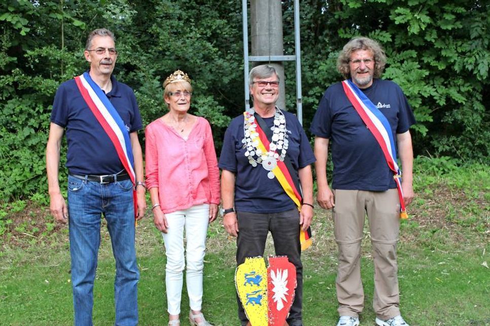 Königsproklamation: Henry Bax mit Ehefrau Erika Korffels (Mitte) mit den Klosterjägern Manfred Stoll und Klaus Hansen (rechts).