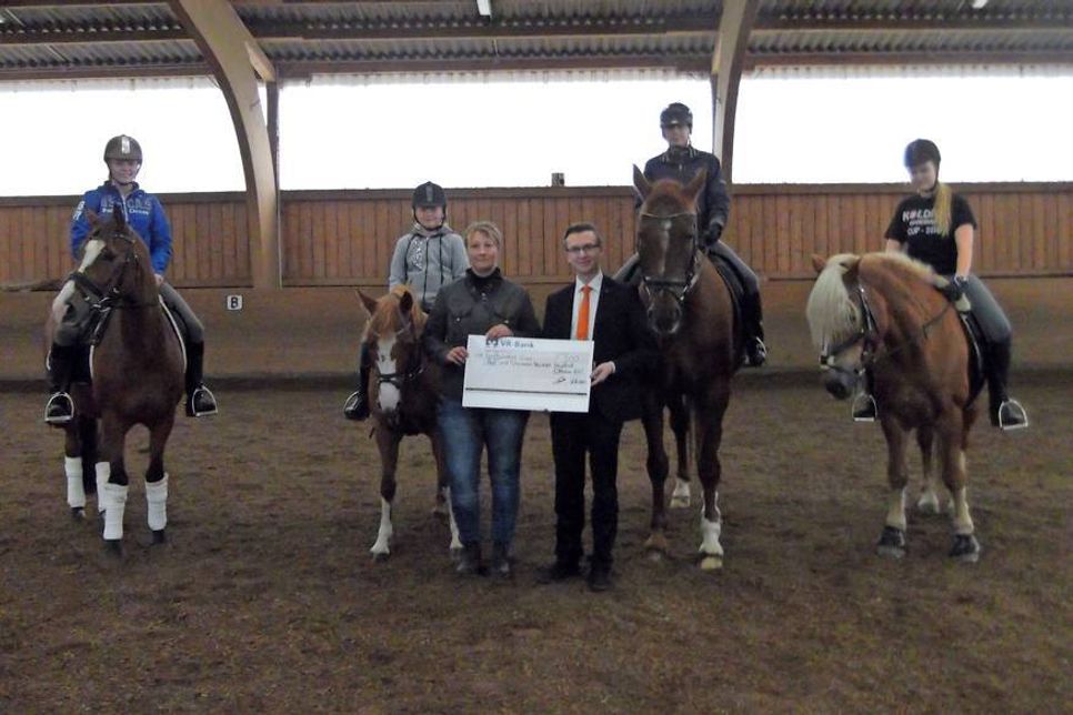 Symbolische Scheck-Übergabe der VR Bank Ostholstein Nord - Plön eG, Geschäftsstelle Neustadt an den Reit- und Fahrverein Neustadt und Umgebung.