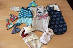 Mützchen, Taschen und Deckchen in unterschiedlichen Größen und bunten Farben - eine Ehrung für ein ungelebtes Leben.