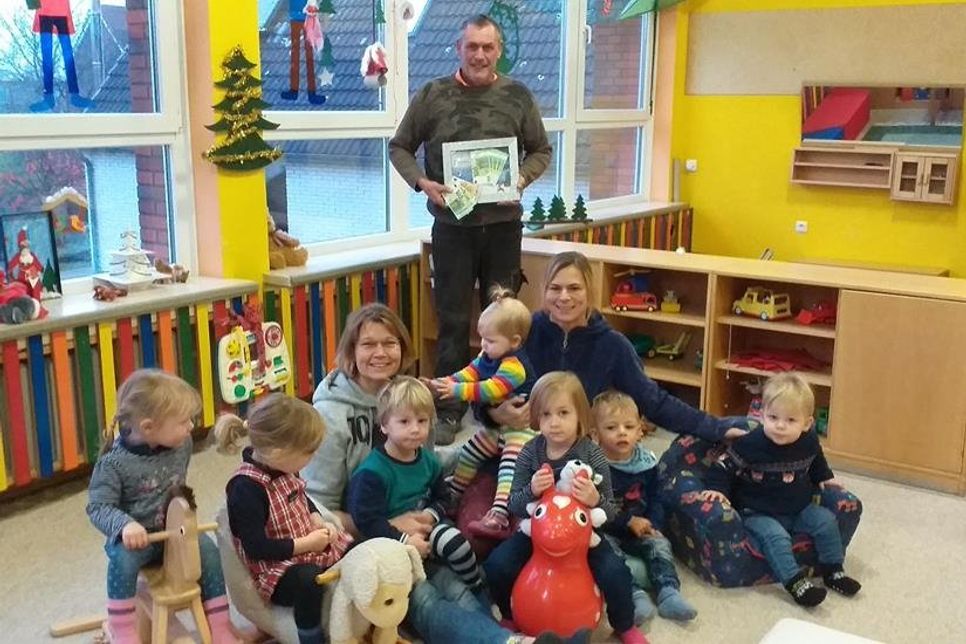 Chris Protzel, Bernd Wittern, 1. Vorsitzender des Harmsdorfer SV und Angela Kaden mit den kleinen Schützlingen.