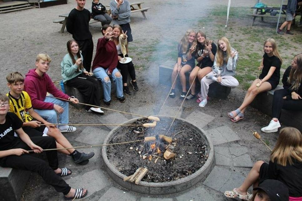 Spaß beim Stockbrot grillen.