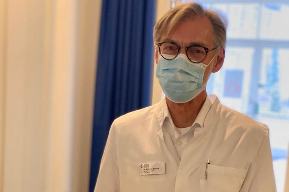 Betriebsarzt Dr. Michael Seiche freut sich, die ersten Mitarbeiter der Schön Klinik Neustadt impfen zu können. (Foto: Schön Klinik)