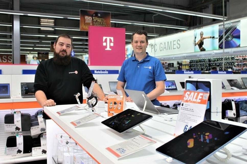 Service-Techniker Steven Gersdorf und Abteilungsleiter Neue Medien Yannik Willert (re.) sind persönlich für ihre Kundinnen und Kunden da - und zwar direkt vor Ort.