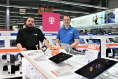Service-Techniker Steven Gersdorf und Abteilungsleiter Neue Medien Yannik Willert (re.) sind persönlich für ihre Kundinnen und Kunden da - und zwar direkt vor Ort.