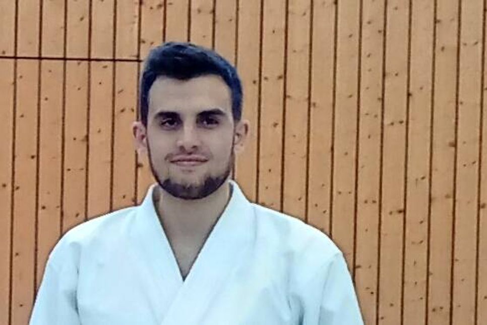 Nach einem sehr interessanten und inspirierenden Lehrgang standen am Ende Dan-Prüfungen an. Schüler Florent Zhegrova vom Nippon-Karate Grömitz stellte sich der anspruchsvollen Prüfung und konnte sich am Ende über den 2. Dan freuen. (red)