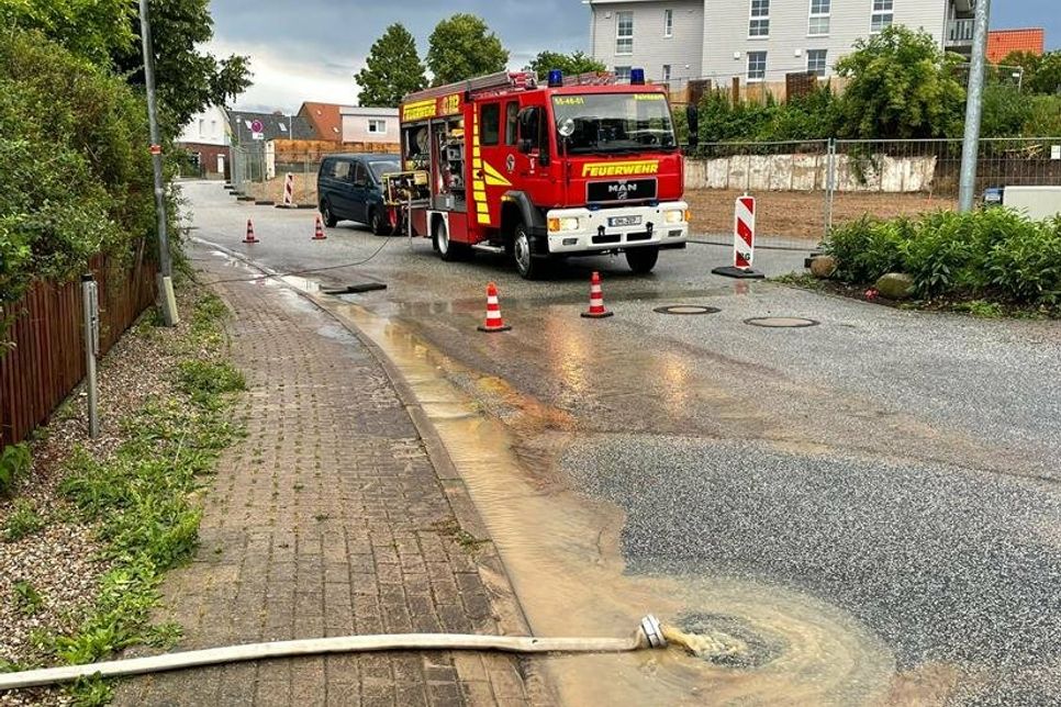 Mehrfach wurden Straßen aufgrund der Einsatztätigkeit voll gesperrt.