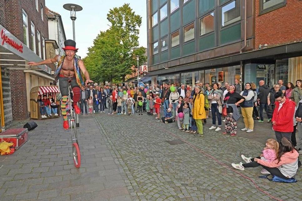 Kamman klamaukte auf dem Einrad durch die Fußgängerzone.