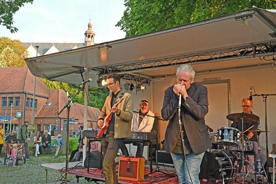 Georg Schroeter (Piano) und Marc Breitfelder (Bluesharp) musizierten mit ihrer Band auf dem Museumsvorplatz.