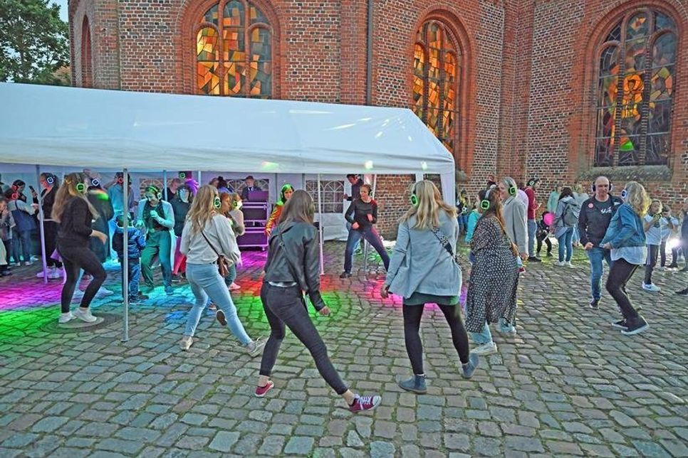 Silent Disco: Das launige Herumtanzen mit Kopfhörern sorgte für Spaß und Furore auf dem Marktplatz.