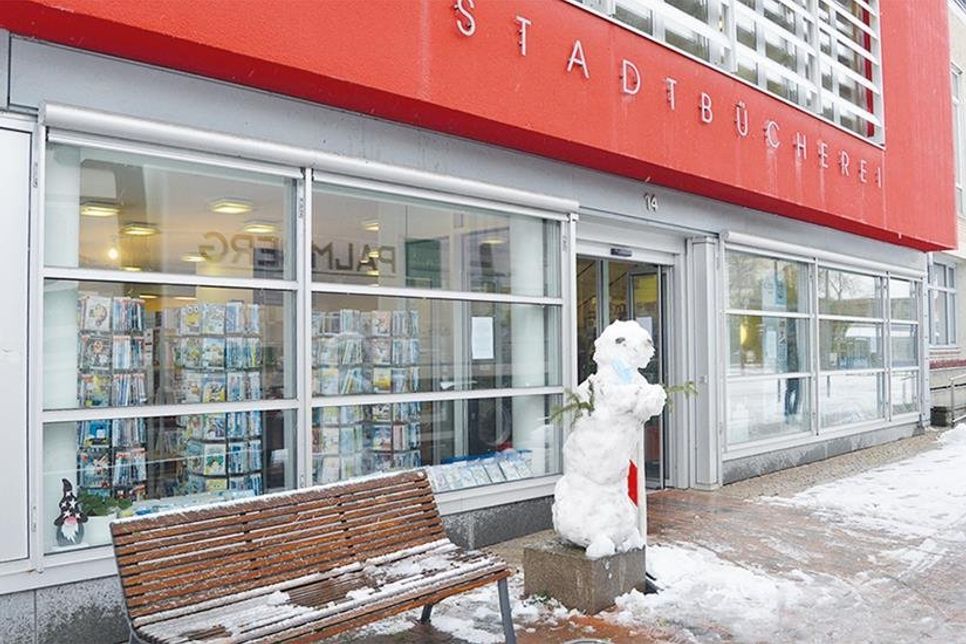 Putzige Idee: Unbekannte haben einen Schneemann auf dem Sockel gebaut, auf dem die Bronzestatue normalerweise steht.