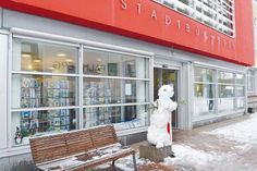 Putzige Idee: Unbekannte haben einen Schneemann auf dem Sockel gebaut, auf dem die Bronzestatue normalerweise steht.