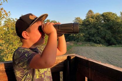 Der 7-jährige Fiete G. beim Abglasen des Waldrandes im Revier Grammdorf.