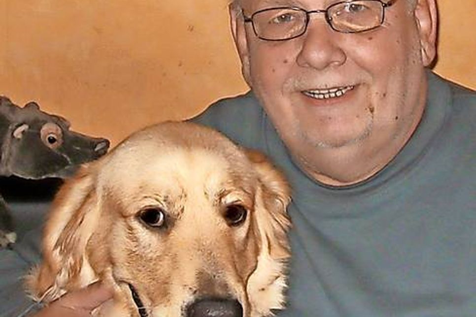 Jürgen Bühler und sein Begleiter Charly.