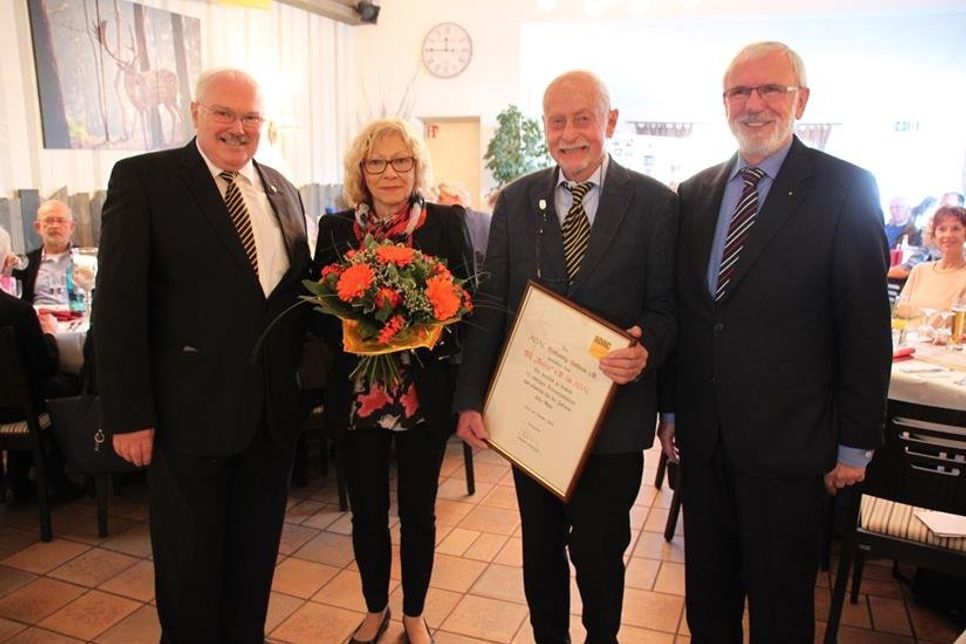 Die ADAC-Abgeordneten Uwe Wolters (lks.) und Jürgen Krabbenhöft (re.) gratulierten dem Vereinsvorsitzenden Wilhelm Rohwedder und seiner Frau Nanny zum 50. Geburtstag des Motorclubs.