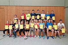 Grömitz. Beim Jahresausklang der Leichtathleten des TSV Grömitz wurde an die erfolgreiche Saison 2017 erinnert. 25 Athleten gewannen über 70 Kreismeistertitel. In der Schülerklasse zählen 19 Athleten zu den Besten des Landes und belegen insgesamt 74 Plätze in der Landesbestenliste des Schleswig-Holsteinischen-Leichtathletik-Verbandes, davon neunmal Platz 1. Auch im Jugendbereich ist der TSV Grömitz mit fünf Athleten vertreten. Zum Abschluss wurden noch knapp 50 Sportabzeichen überreicht. Dabei erhielten Lisa Horn und Rebekka Kojellis (11. Wiederholung), Anna-Lena Knoop, Daniela Plath und Angelika Kojellis (10. Wiederholung) das goldene Abzeichen mit Zahl. (red)