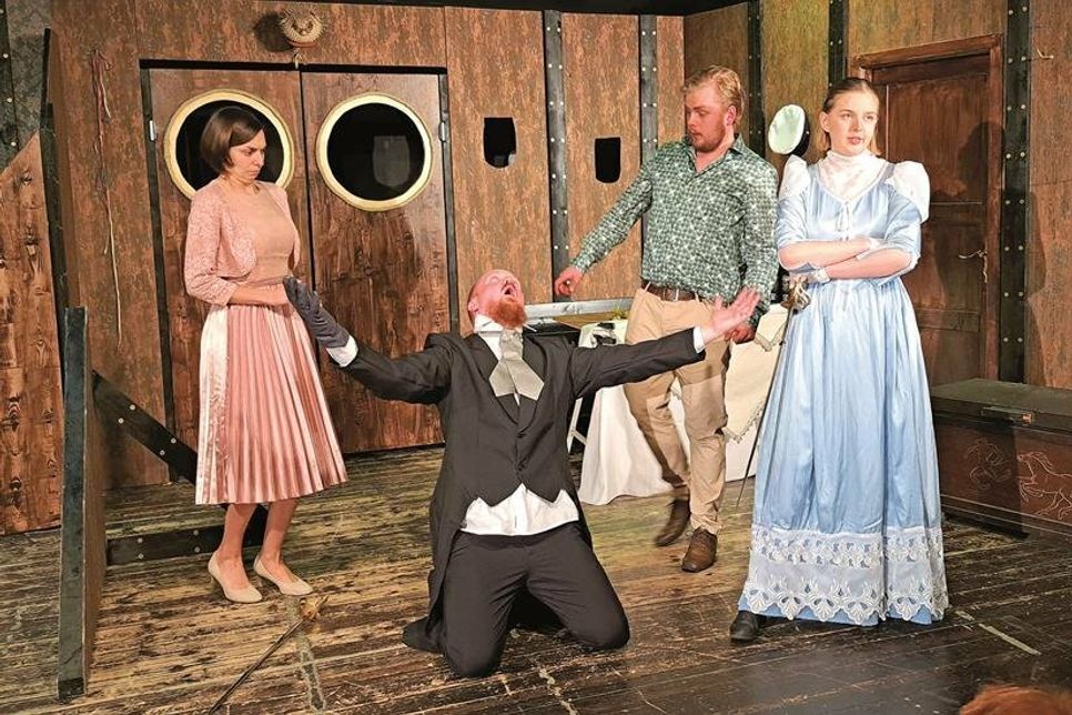 Geister und Gäste liegen sich in den Haaren: In dieser Szene wird es für die vier Schauspieler Merve Römer, Thilo Schacht, Henning Will und Ann-Christin Butenschön (von links) ganz schön theatralisch.