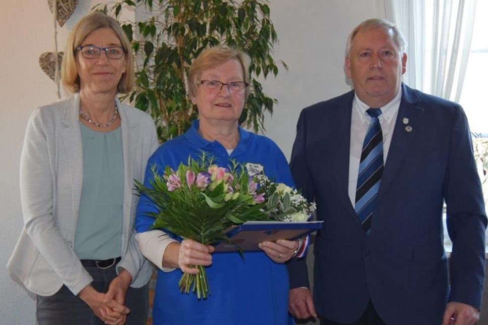 Ehrung von Hannelore Jöns (Mi.) mit Birgit Kamrath-Beyer vom Kreissportverband und Hartmut Wieske.