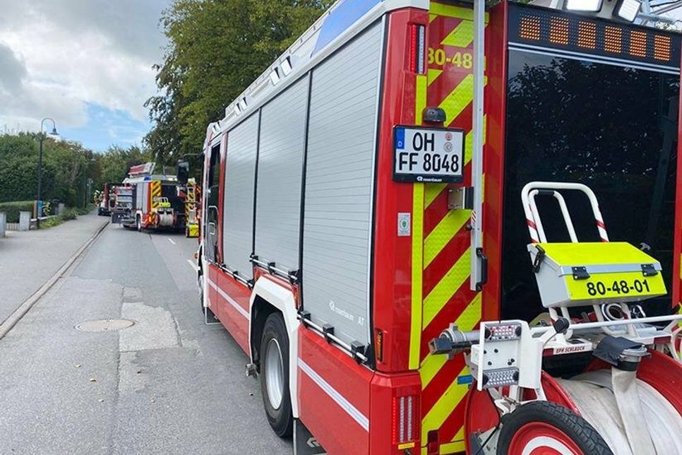 Am Donnerstagmittag beschäftigten ein Verkehrsunfall und ein Feuer zahlreiche Einsatzkräfte der Freiwilligen Feuerwehr Scharbeutz.