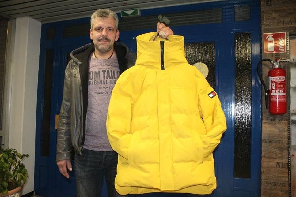 Wiederholungstäter! Den Tombola-Hauptpreis, eine schmucke Winterjacke, gewann wie im Vorjahr Carsten Rüdiger aus Lensahn.