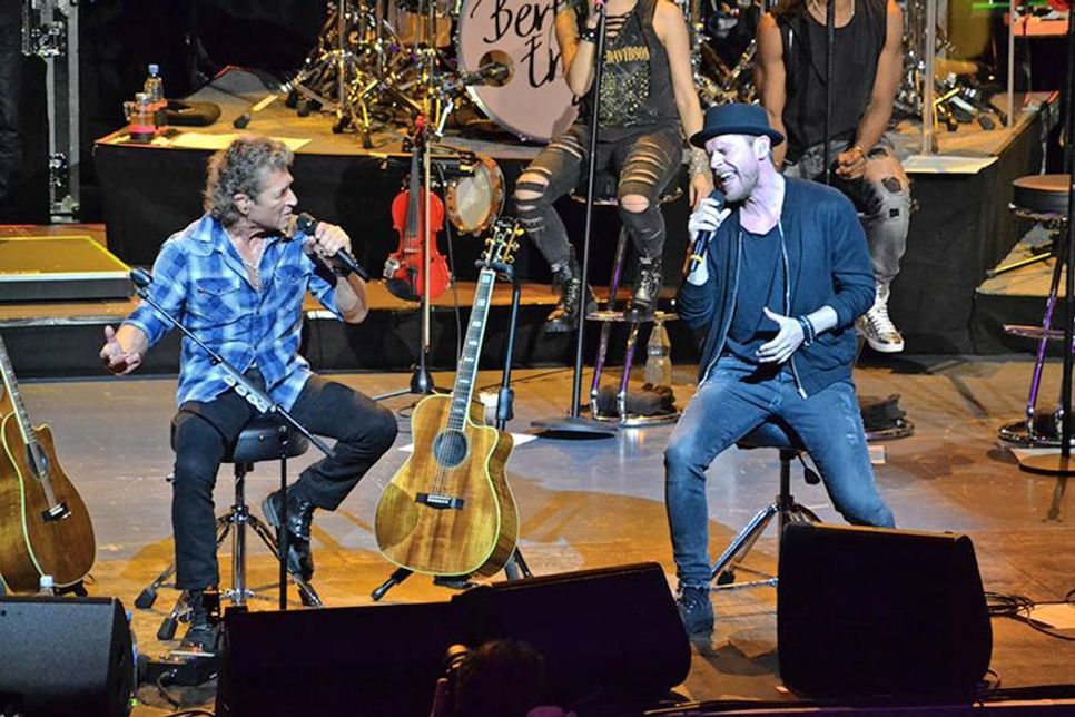 Ausverkaufte, öffentliche Generalprobe von Peter Maffay, hier mit Gastsänger Johannes Oerding, in Timmendorfer Strand. (Foto: René Kleinschmidt)